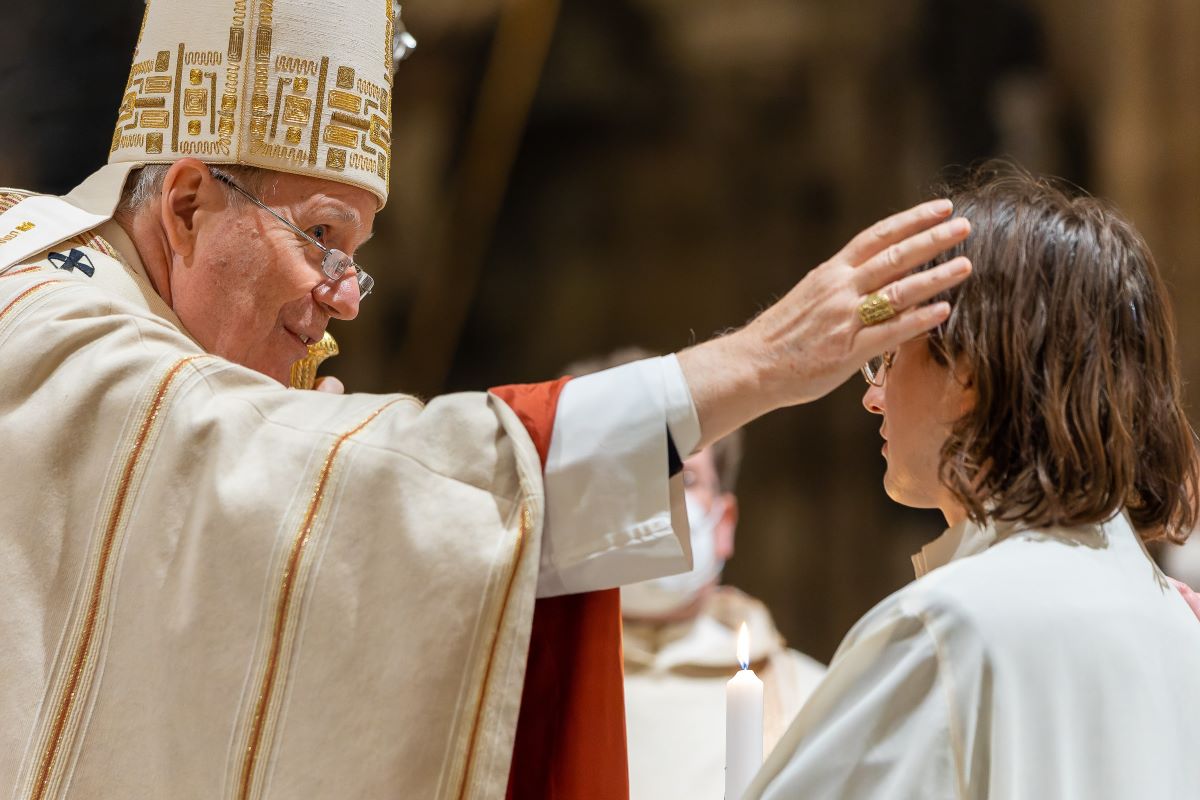 Kardinal Schönborn tauft einen Erwachsenen