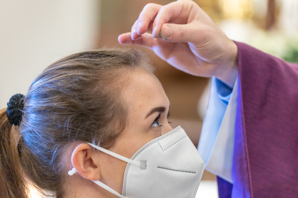 Die Asche soll den Menschen an seine eigene Vergänglichkeit erinnern und symbolisiert, dass Altes vergehen muss, damit Neues entstehen kann. Mit dem Aschenkreuz auf der Stirn bekennen die Gläubigen öffentlich ihre Bereitschaft zu Umkehr und Buße. Gle