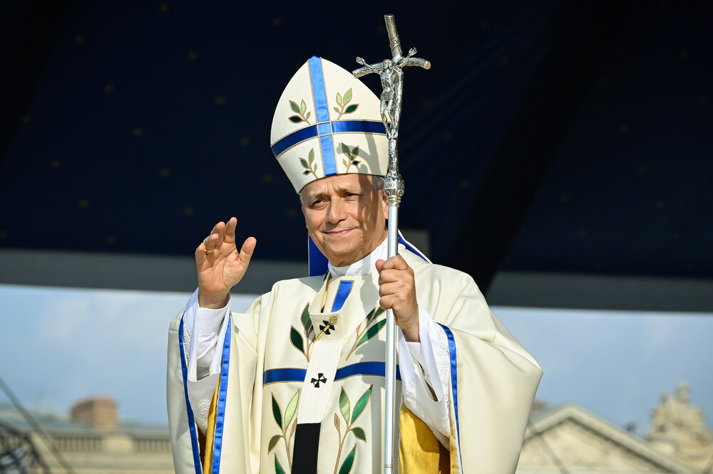 Freiluftmesse mit Papst Leo XIV. in Paris / Copyright 2026, PubliKath GmbH, www.kna.de, All Rights Reserved, Vatican Media Papst Leo XIV. grüßt die Menschen bei der Messe am 26. September 2026 auf der 'Place de la Concorde' in Paris (Frankreich).