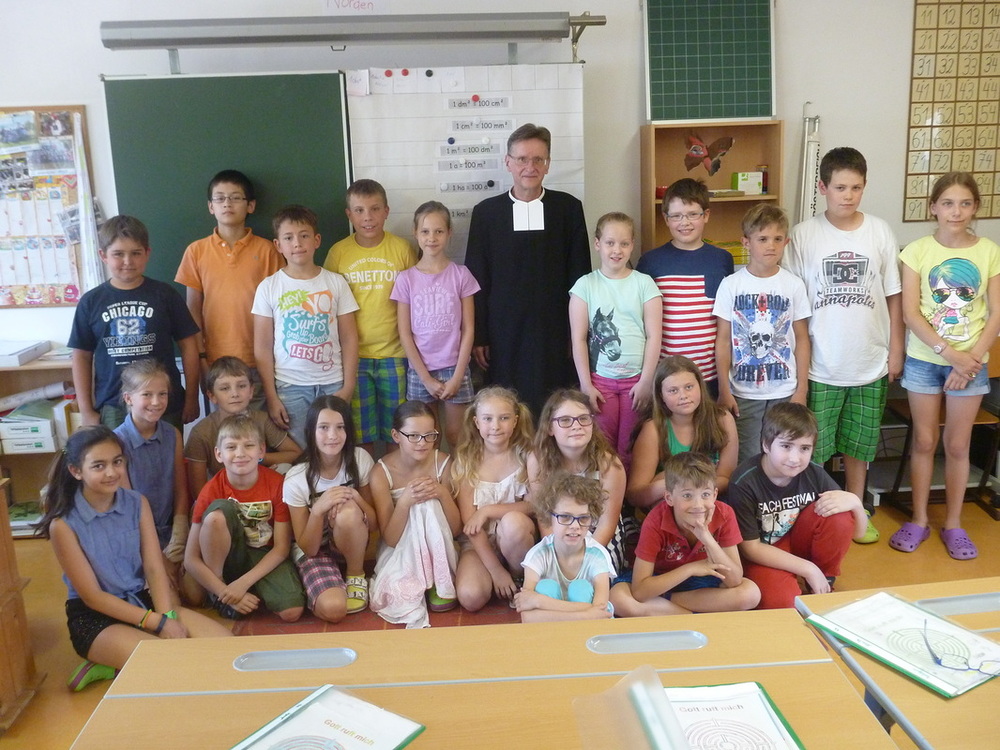 Bruder Paul besucht die vierten Klassen / Volksschule De La Salle Schule