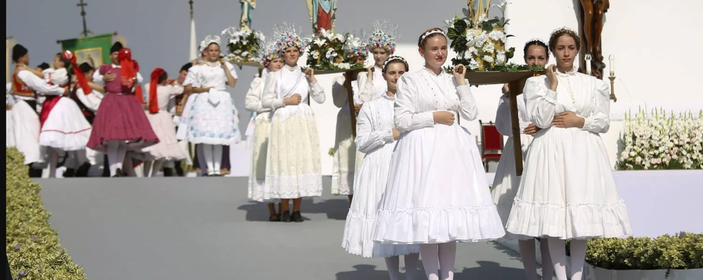 Eucharistischer Weltkongress mit Massen-Erstkommunion eröffnet / www.iec2020.hu/de Eucharistischer Weltkongress mit Massen-Erstkommunion eröffnet