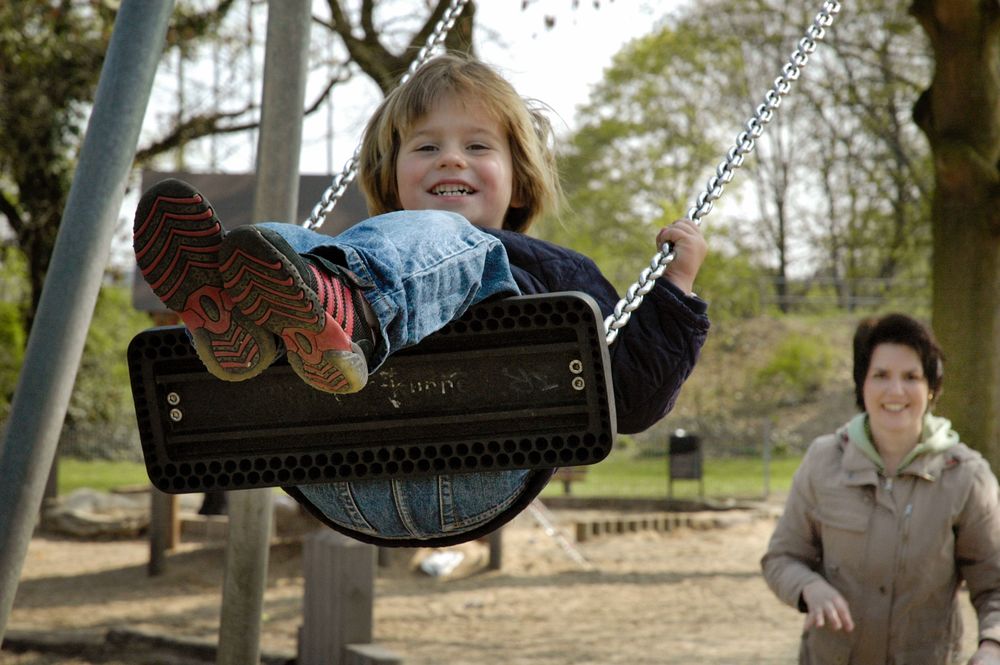 Kind auf der Schaukel [ (c) www.BilderBox.com, Erwin Wodicka, Siedlerzeile 3, A-4062 Thening, Tel. + 43 676 5103678.Verwendung nur gegen HONORAR, BELEG,URHEBERVERMERK und den AGBs auf bilderbox.com](in an im auf aus als and beim mit einer einem eines