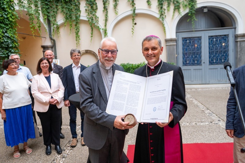 Bischof Marketz und Nedelja-Redaktion nehmen Auszeichnung von Bischof Saje entgegen / Rok Mihevc Bischof Marketz und Nedelja-Redaktion nehmen Auszeichnung von Bischof Saje entgegen