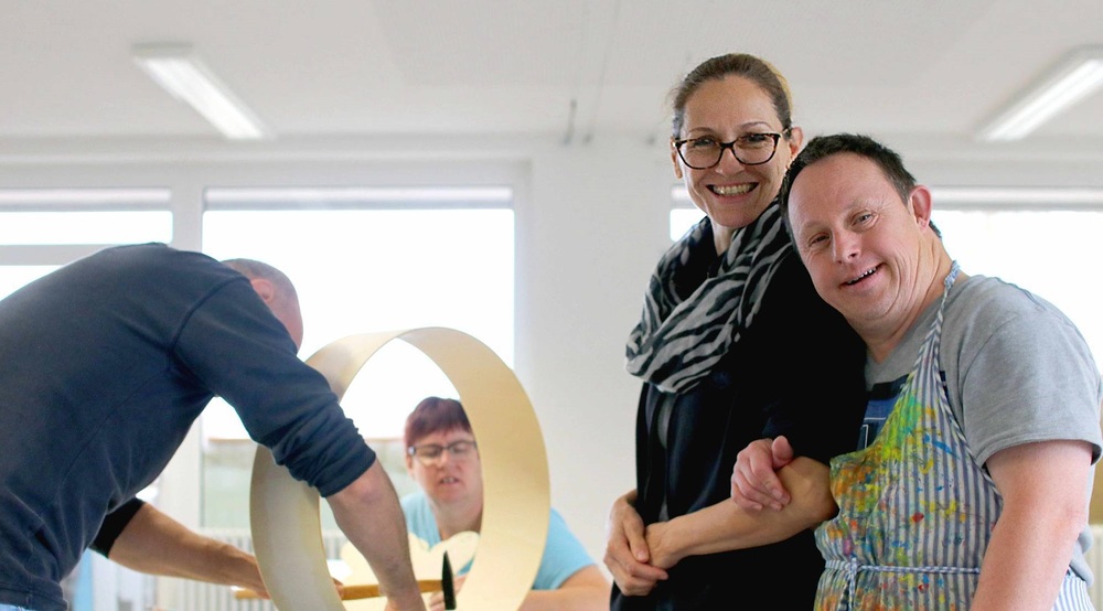 Mann mit Trisomie 21 bei Kunstprojekt / Caritas
