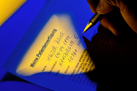 Eine Patientenverf?gung wird von einem Patienten geschrieben.