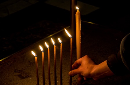 Flammen von Kerzen werden durch Wind zur Seite gedrückt