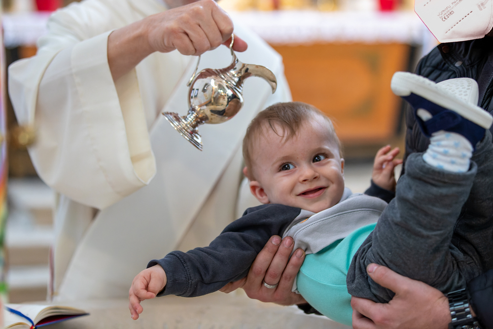 Die Taufe mit Weihwasser / Erzdiözese Wien / Stephan Schönlaub Die Taufe ist das erste Sakrament. Durch sie wird ein Mensch in die Glaubensgemeinschaft der Christen aufgenommen. Das Sakrament hat seinen Ursprung in der Taufe Jesu durch Johannes im Fluss Jordan