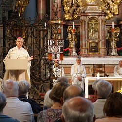  Eröffnungsgottesdienst am 29. Juli 2019 mit dem Mainzer Bischof Peter Kohlgraf Eröffnungsgottesdienst der 'Salzburger Hochschulwochen' 2019