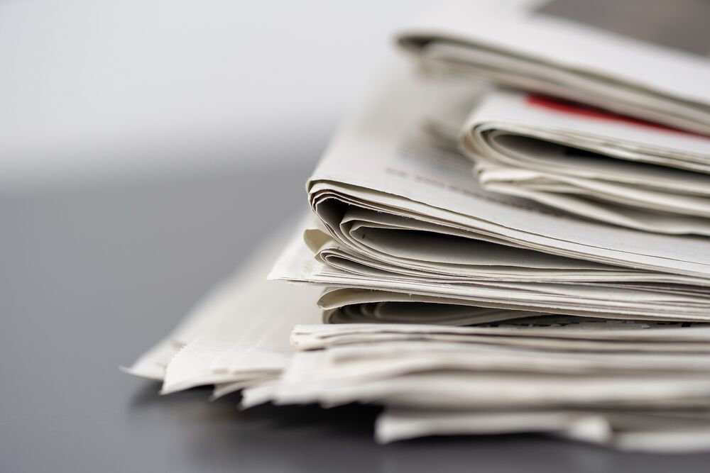 Zeitungsstapel / Mike van Schoonderwalt via pexels / CC0 Zeitungsstapel
