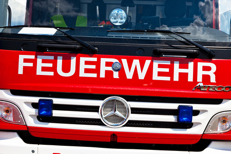Vordere Ansicht eines Autos der Feuerwehr. 