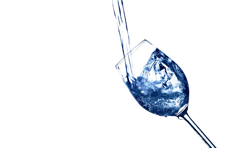 Reines und sauberes Wasser wird in ein Glas eingef?llt. Trinkwasser, Wasserglas, Glas, Dehydratation, dehydrieren, Dehydrierung im Wasserglas.