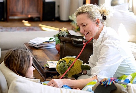 Momo-Leiterin Dr. Martina Kronberger-Vollnhofer mit junger Patientin