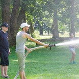 Bei Temperaturen über 30 Grad hat die Freiwillige Feuerwehr Feldkirch (OÖ) die Flüchtlinge im Lager Bergheim mit einer kalten Dusche überrascht.