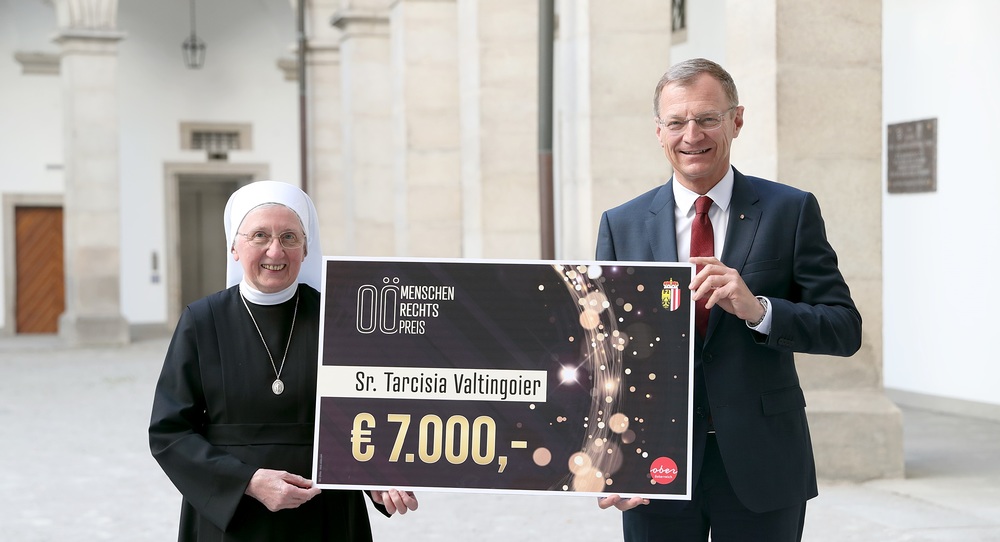 Verleihung am 14. Juni 2021 in Linz - v.l. Schwester Tarcisia Valtingoier und Landeshauptmann Thomas Stelzer