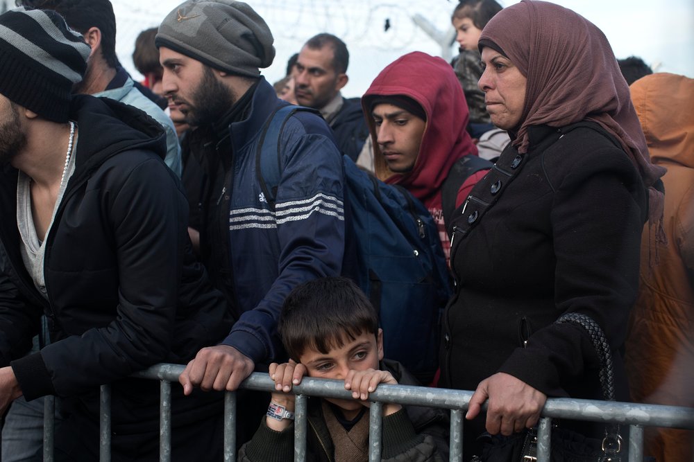 Flüchtlingscamp in Idomeni, an der griechisch-mazedonischen Grenze, am 5. März 2016. Bild: Syrische Flüchtlinge stehen am Grenzübergang von Griechenland zu Mazedonien dicht gedrängt in einer Warteschlange.