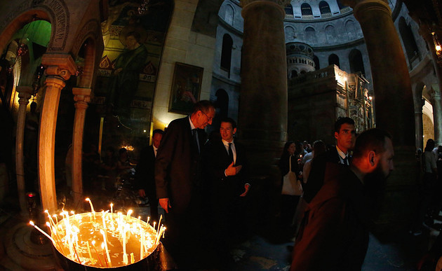 Am 10. Juni 2018 begann die Arbeitsreise von Bundeskanzler Sebastian Kurz (r.) in Israel. Im Bild mit Bundesminister Heinz Fa?mann (l.) in der Grabeskirche in Jerusalem.