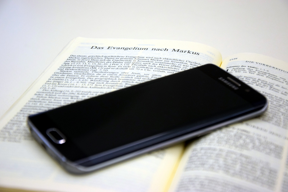 Handy auf Bibel