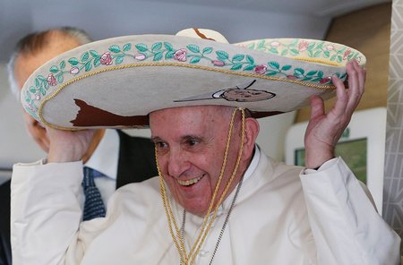 Papstreise nach Mexiko mit einem Zwischenstopp in Kuba. Bild: Papst Franziskus lacht und setzt sich am 12. Februar 2016 auf dem Flug nach Havanna einen Sombrero auf.