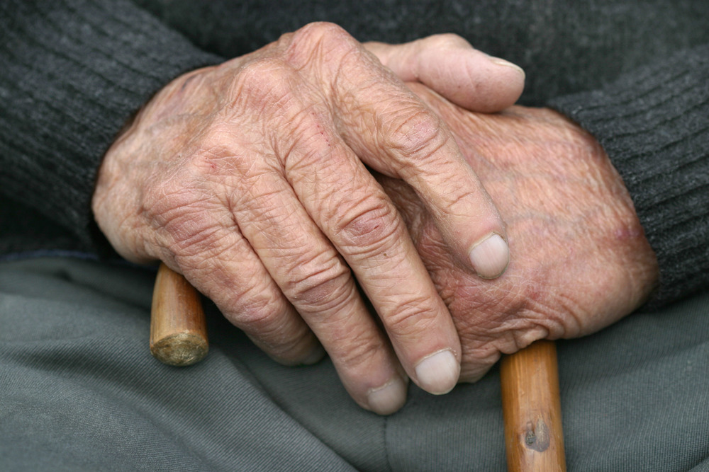 Alte Haende / Old hands / BilderBox.com Selbstbestimmt aktiv im Alter: Bildungswerk startet Bildungsangebote