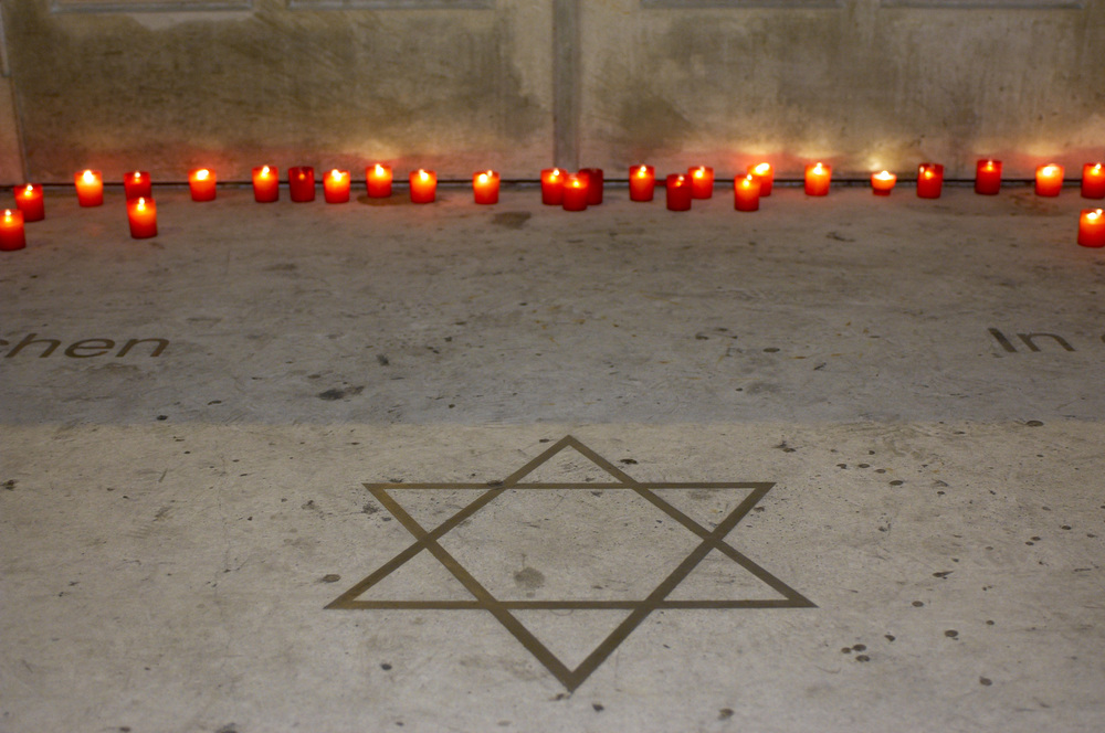 Mahnmal f. d. Shoa / Rupprecht@kathbild.at, Franz Josef Rupprecht Mechaye Hametim; Kerzen beim Mahnmal f. d. Holocaust / Shoa. Wien, 9.11.2005