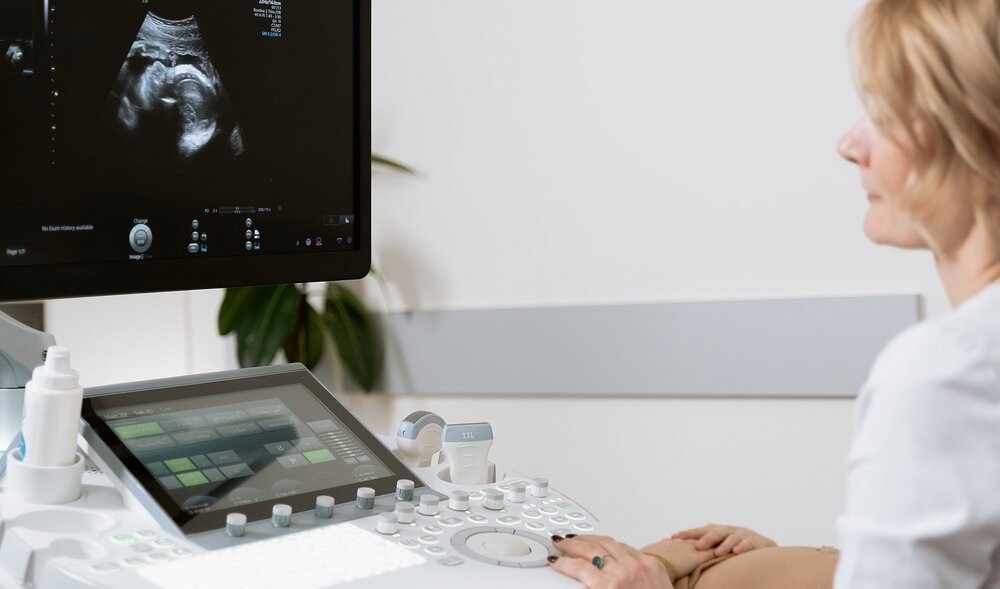 Frauenärztin führt Ultraschalluntersuchung durch