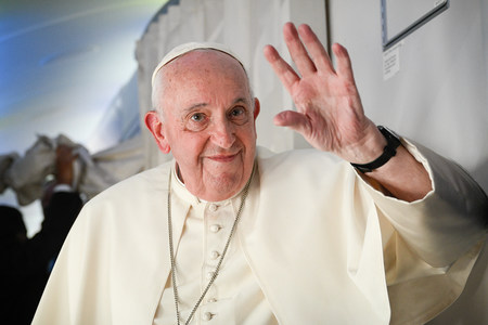 Papst Franziskus spricht zum Abschluss seiner Reise mit Journalisten an Bord des Flugzeugs von Awali (Bahrain) nach Rom (Italien) am 6. November 2022.