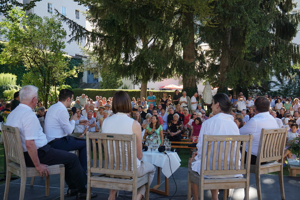 Gartenfest bei Erzbischof Lackner / Kathpress / Henning Klingen Gartenfest am 4. August 2022 im Rahmen der 'Salzburger Hochschulwochen' - Talkrunde mit dem Salzburger Erzbischof Lackner, Uni-Rektor Hendrik Lehnert, Hochschulwochen-Obmann Martin Dürnberger, Mozarteum-Rektorin Elisabeth G
