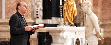 Bischof Glettler mit 'Ecce homo'-Figur