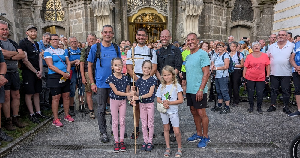 Pilger vor der Stiftskirche Zwettl / Kopper und Litschauer Niederösterreich: Nächtlicher 'Pilgermarathon' im Waldviertel