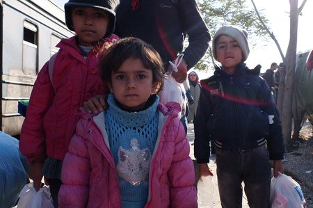 An der serbisch-mazedonischen Grenze kommen derzeit rund 8.000 Flüchtlinge täglich an. Unter den Flüchtlingen sind viele Familien mit Kleinkindern und Säuglingen. Bild: Kinder in Tabanovce.