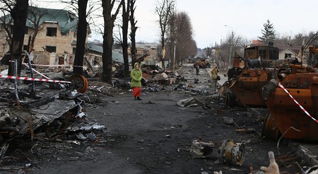 Straßenszene der Zerstörung in Butscha