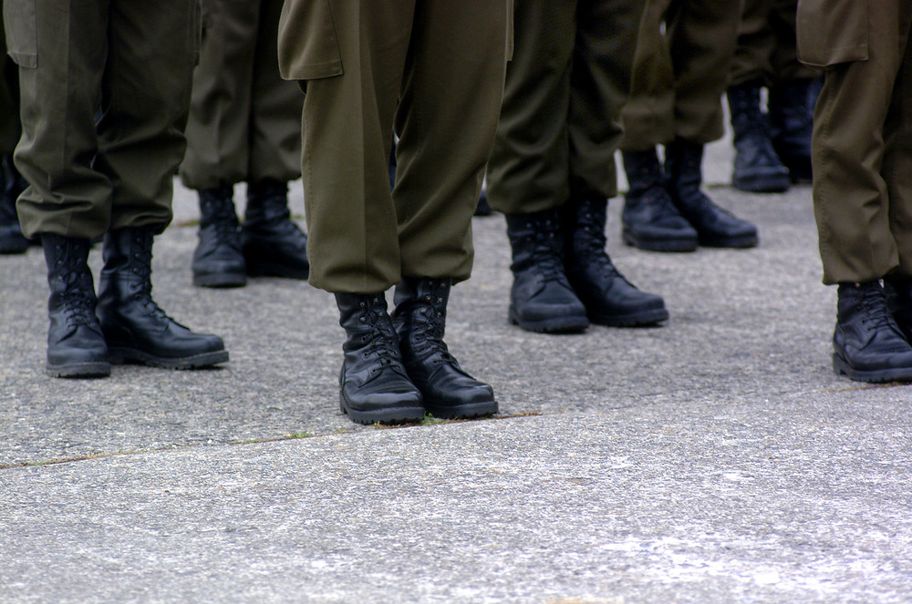 Angelobung beim oesterreichischen Bundesheer Bundesheerangelobung, Milit?rangelobung, Militaerangelobung, Disziplin, streng, Ordnung, Haltung, Soldaten, Gemeinschaft, Linie, Gleichheit, gleich, Schuhe, Stiefel Copyright (2000) by BilderBox; Erwin