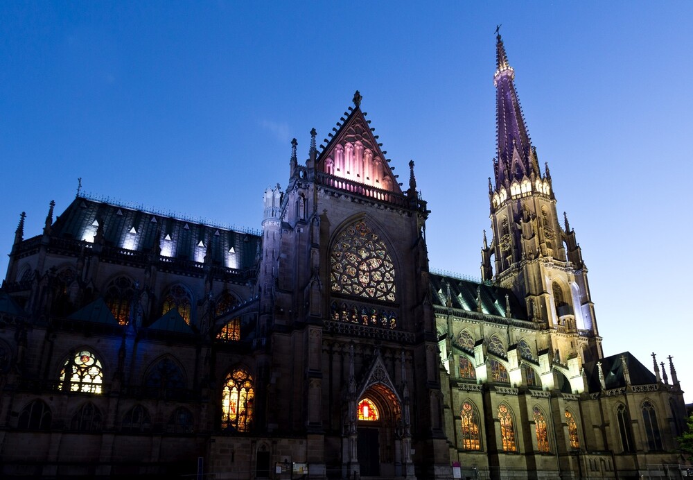 Nächtlich beleuchteter Mariendom in Linz / Mariendom Linz Requiem für Aichern im Mariendom, Beisetzung in St. Lambrecht