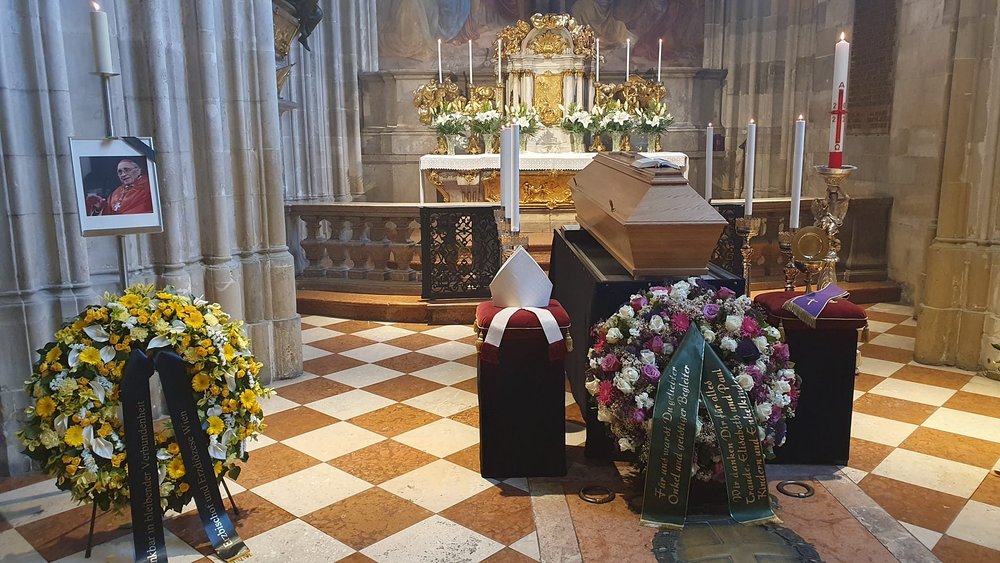 In Kreuzkapelle aufgebahrter Sarg von Weihbischof Helmut Krätzl / Erzdiözese Wien
