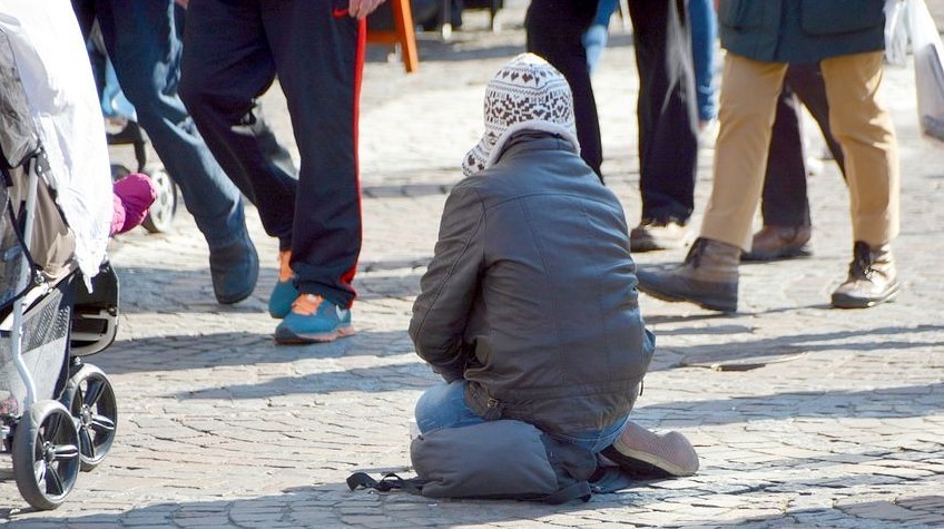 Bettler in einer Fußgängerzone