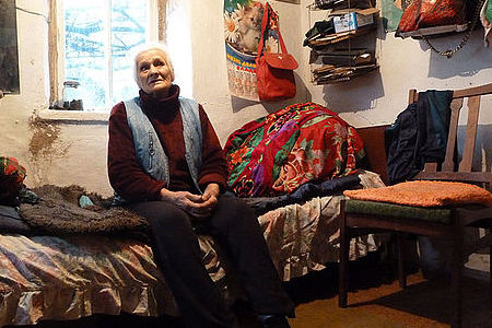 Alte Frau in der Ukraine / Caritas