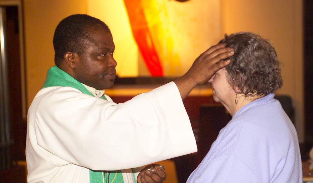 Cyril Okebugwu Nwakamma erteilt das Sakrament der Krankensalbung; Kapelle des AKH.      Wien, 20.7.2003      ? Franz Josef Rupprecht; A-7123 M?nchhof; Bank: Raiffeisenbank M?nchhof (BLZ: 33054), Konto.-Nr.: 17.608 