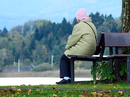Ältere Frau auf einer Bank