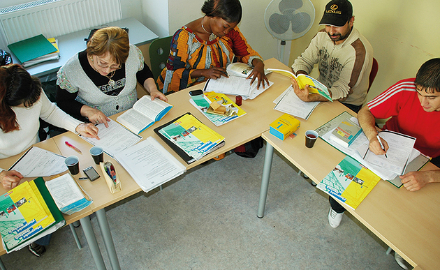 Flüchtlinge beim Deutschkurs / Caritas