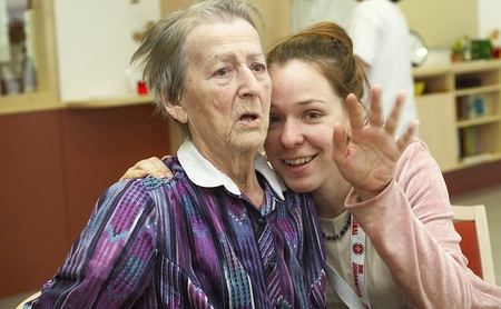 Seniorin mit Pflegerin im Pflegeheim