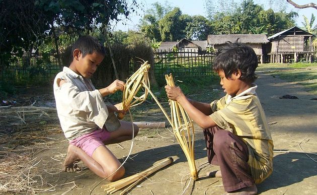 Indische Jungen bei Flechtarbeiten / Jugend Eine Welt