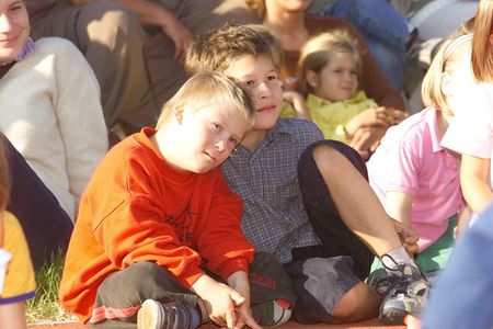 Behinderte und nichtbehinderte Kinder bei einem Fest im Caritas-Heim f?r behinderte Kinder 'Am Himmel'.Wien, 14.9.2002? Franz Josef Rupprecht; A-7123 M?nchhof; Bank: Raiba M?nchhof (BLZ: 33054), Konto.-Nr.: 17.608 