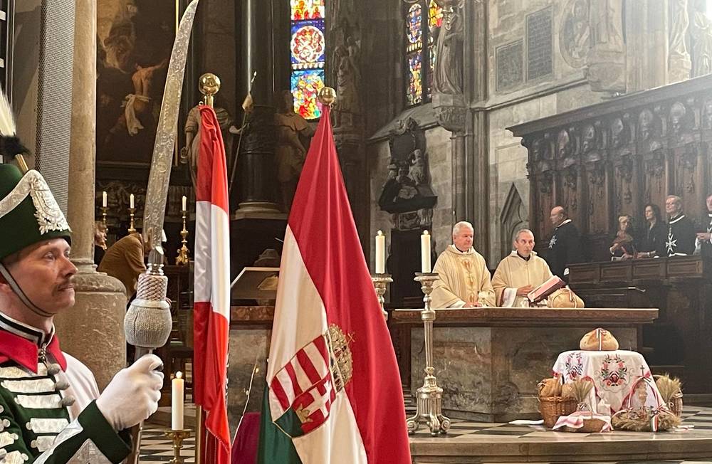 Ungarn-Messe im Wiener Stephansdom mit 'Brot der Ungarn' / Kathpress / Eva-Maria Trauttwein