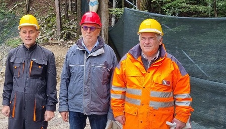 Slowenischer Bischof Andrej Saje besucht Massengrab bei Macesnova Gorica 