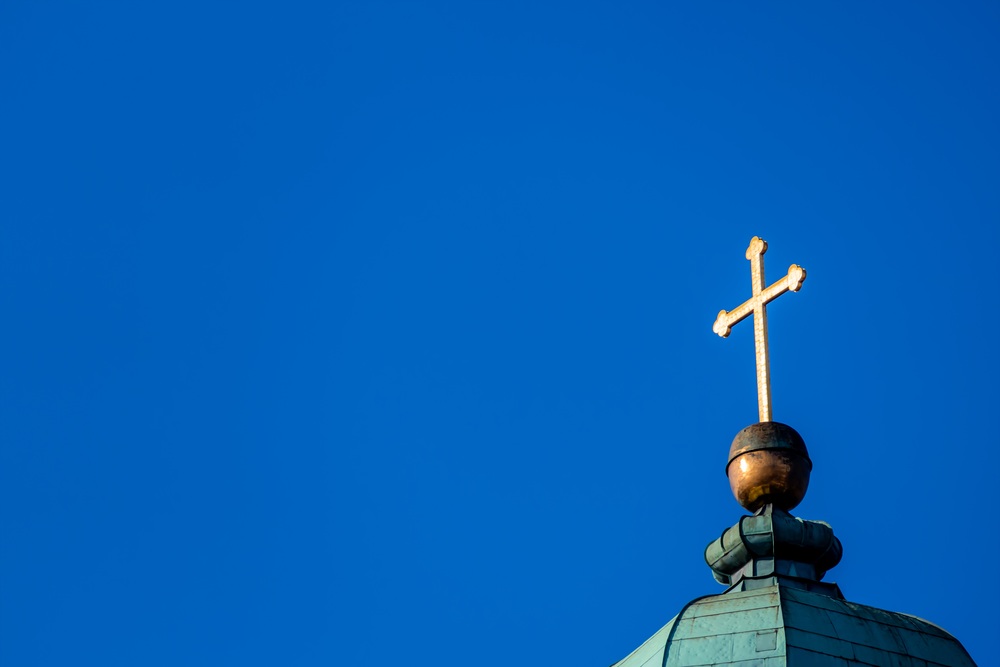 Kreuz auf einem Kirchturm, Symbol für Religion, Spiritualität, Freiraum