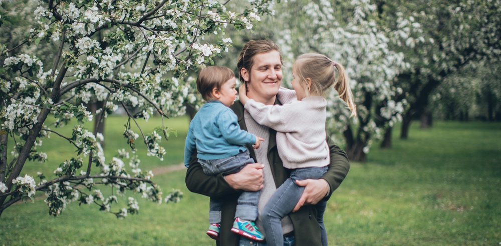 Vater mit zwei Kindern im Arm / pexels.com / Elina Fairytale ORF: Familienorganisationen fordern Einrichtung eines Familienbeirats