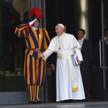 Papst Franziskus begrüßt Schweizer Gardisten