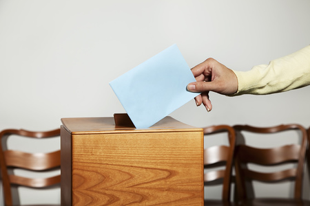 Eine junge Frau bei einer Wahl in der Wahlzelle. Stimmabgabe in der Demokratie