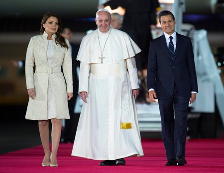 Papst Franziskus in Mexiko / Copyright 2016, KNA. Alle Rechte vorbehalten, Osservatore Romano Willkommenszeremonie für Papst Franziskus mit dem mexikanischen Präsidenten Enrique Pena Nieto und seiner Frau Angelica Rivera bei der Ankunft in Mexiko-Stadt am 12. Februar 2016.