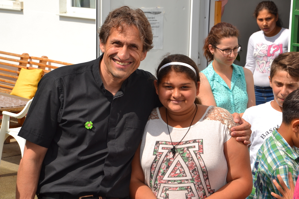 P. Markus Inama SJ, Vorstand von Concordia, mit Schützlingen in Rumänien